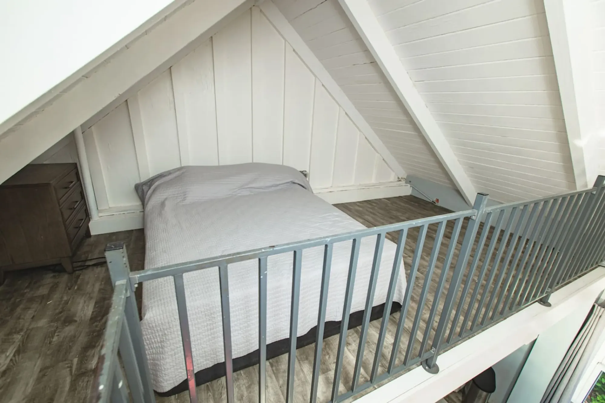 The cottage loft with the sixth bed