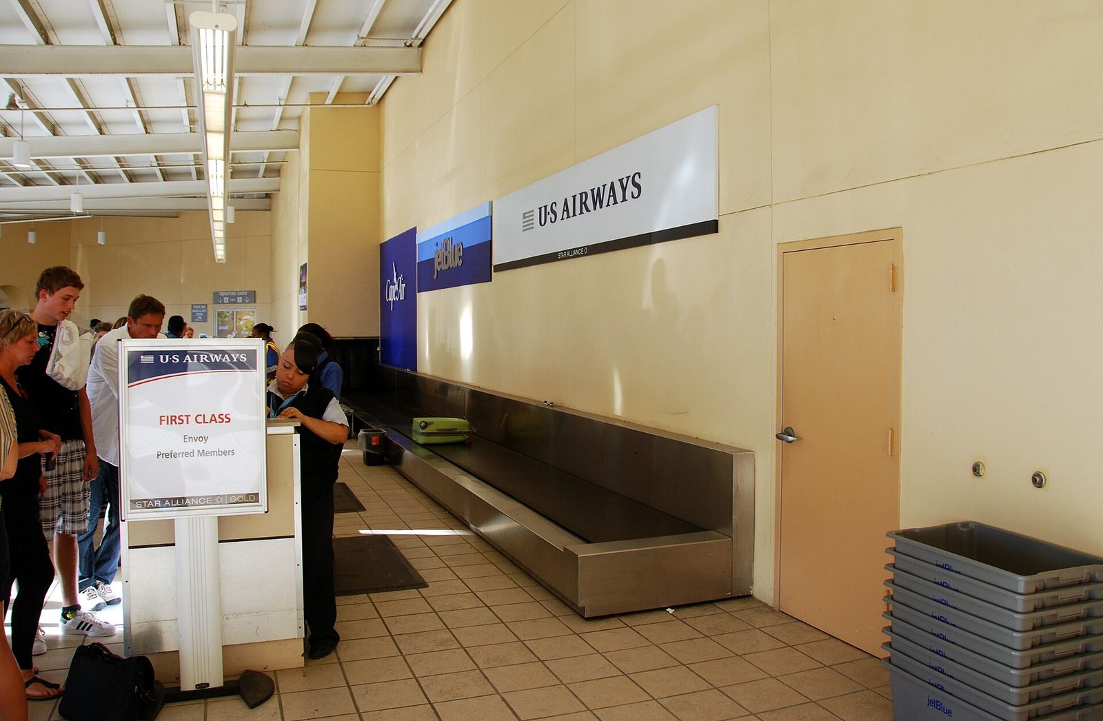 Henry E. Rohlsen Airport (Check-in)